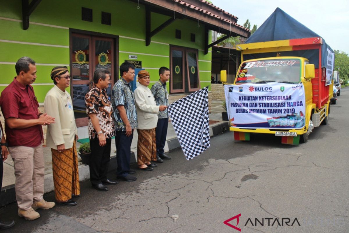 Bulog Surakarta luncurkan beras medium ke pasar tradisional