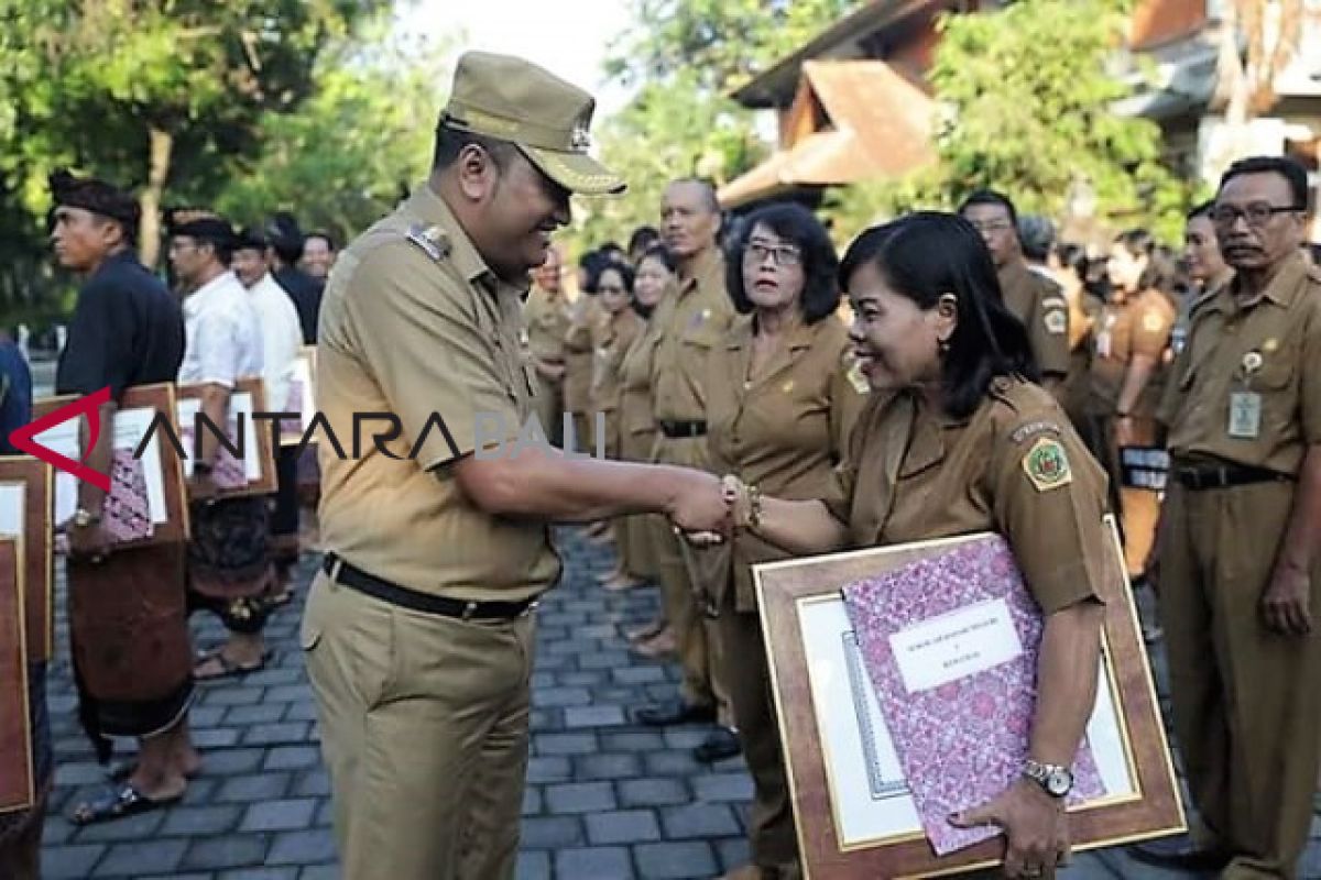 Bupati Gianyar serahkan penghargaan Desa Peduli Lingkungan