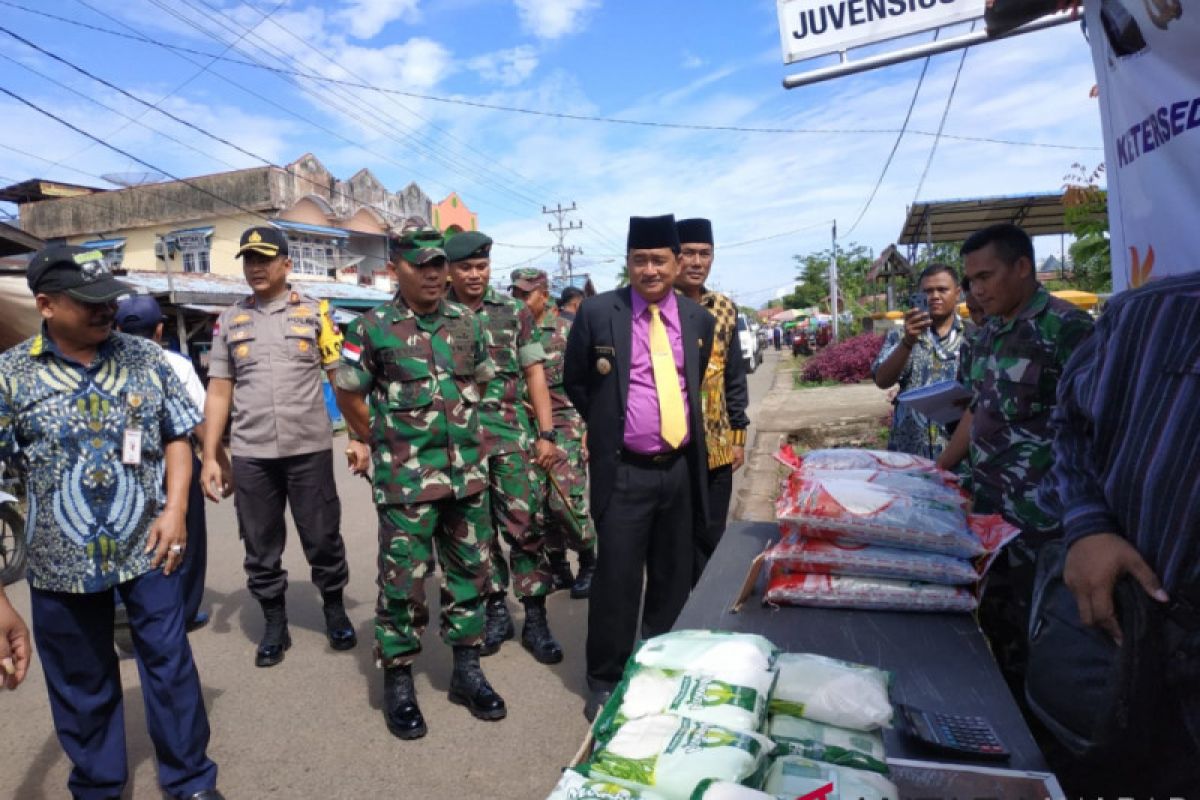 Bupati Nasir tinjau pasar murah Bulog - TNI