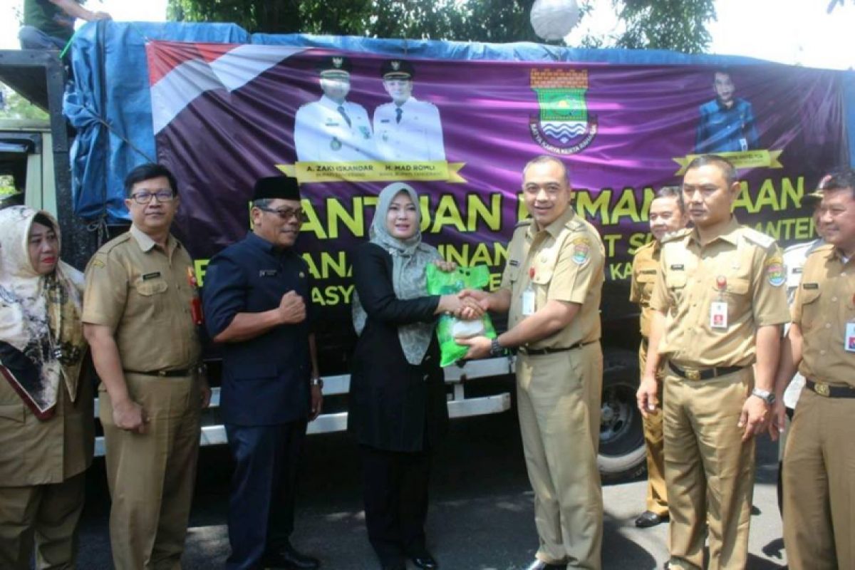 Bupati Tangerang Salurkan Bantuan Untuk Korban Tsunami Di Pandeglang