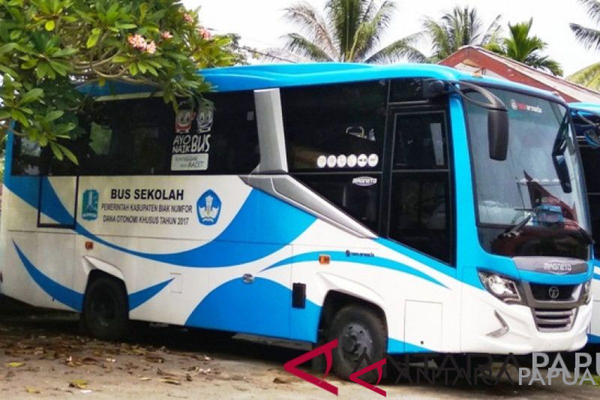 Gubernur Babel serahkan bantuan bus sekolah untuk Desa C2