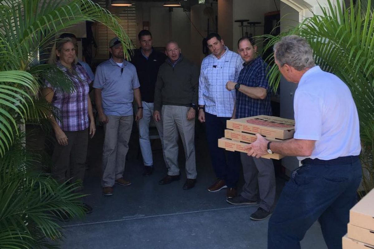 Gara-gara "shutdown", George W. Bush bagi-bagi pizza gratis ke agen rahasia