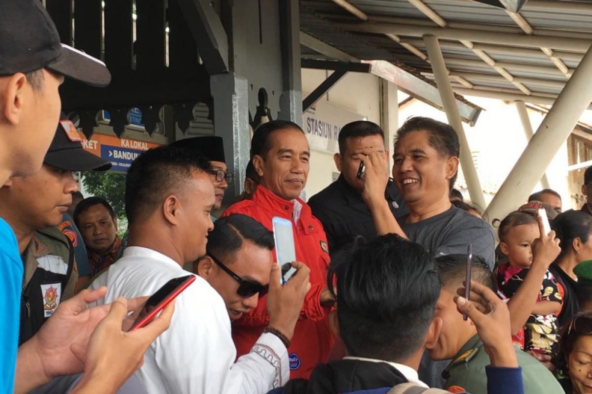 Presiden singgah di Stasiun Rancaekek untuk sapa warga