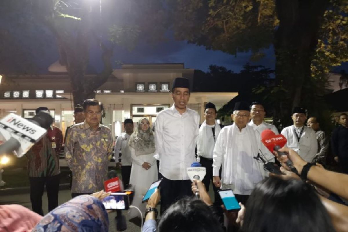 Jokowi-Ma'ruf kenakan kemeja putih saat debat