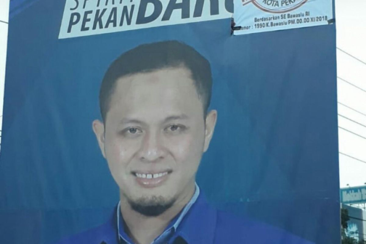 Bawaslu Pekanbaru pasangi stiker APK melanggar lokasi tayang