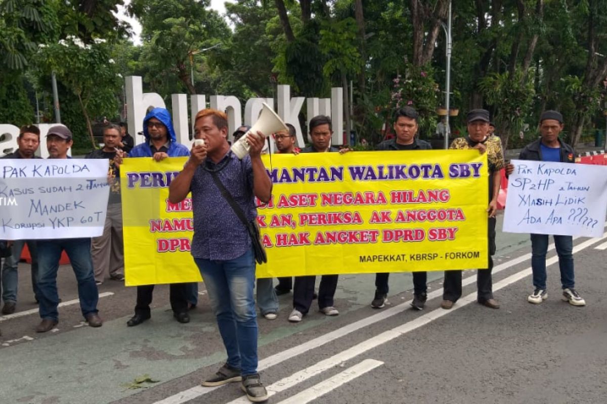 Puluhan Warga Surabaya Unjuk Rasa Desak Polda Usut Korupsi YKP-KMS