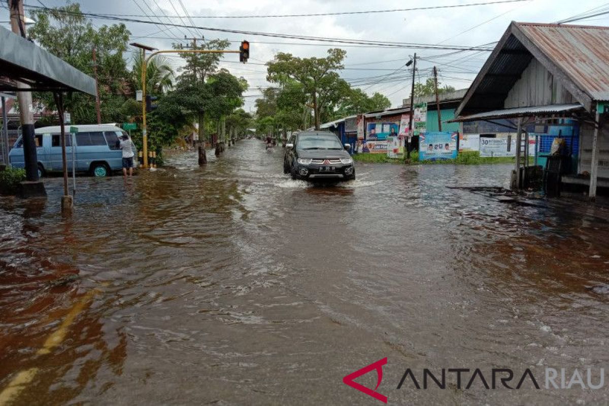 Hujan Deras Sebabkan Banjir di Sejumlah Ruas Jalan di Tembilahan