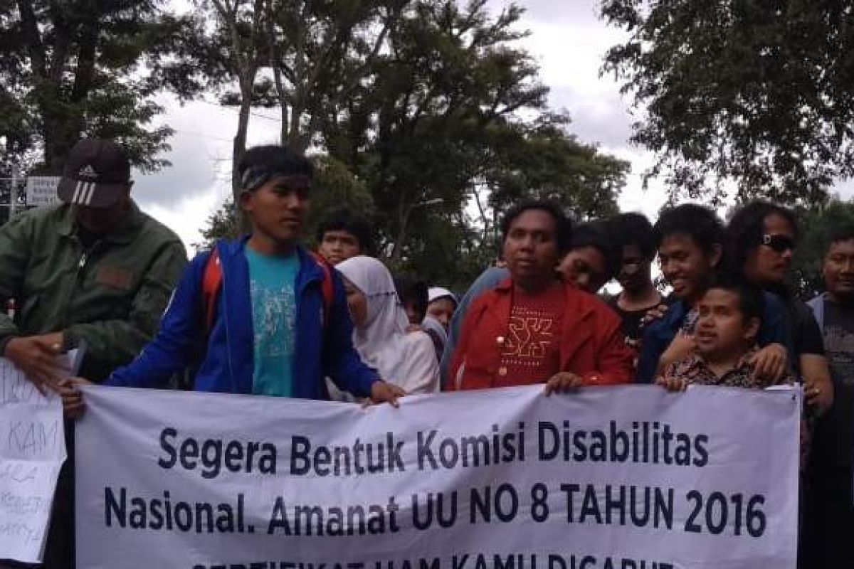Di Bandung penyandang disabilitas aksi berjalan mundur