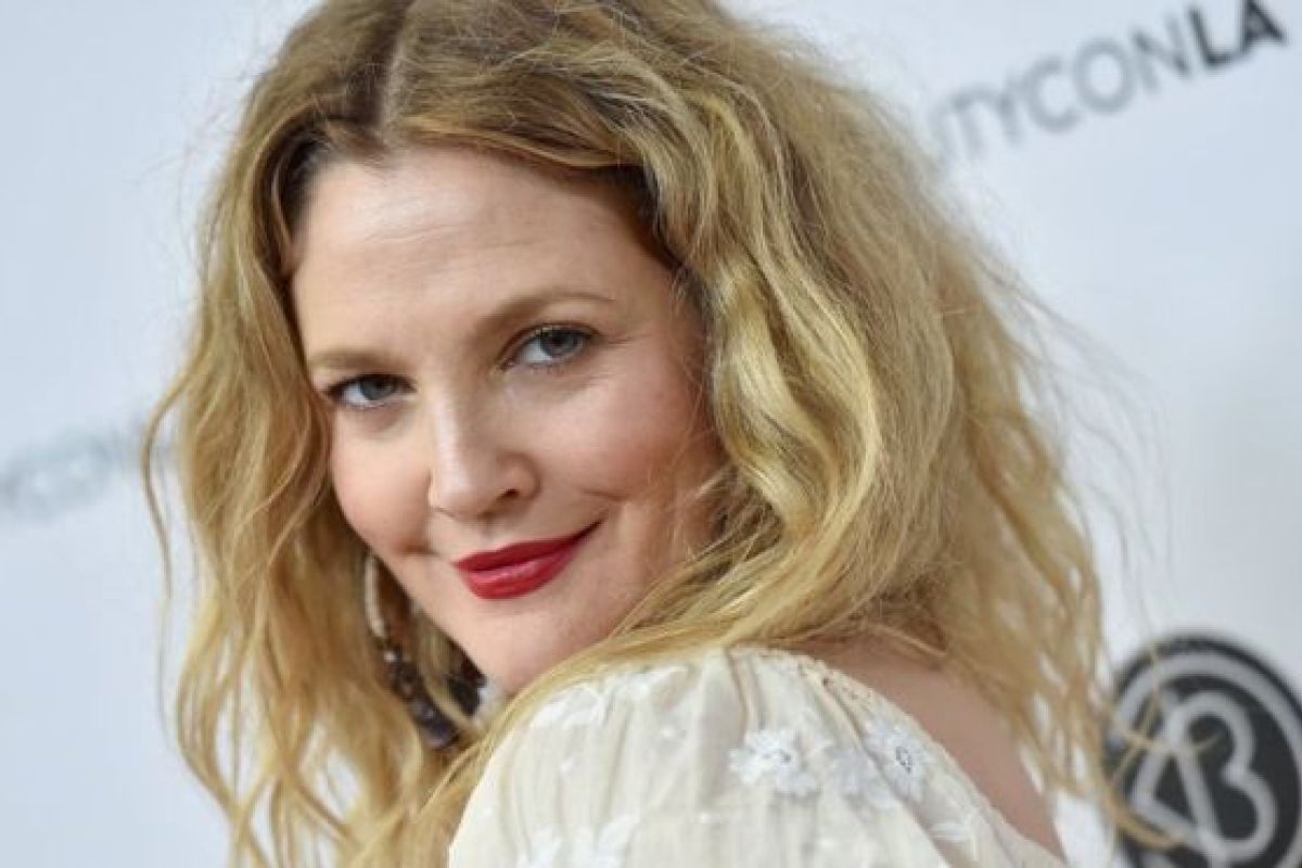 Drew Barrymore tak mau operasi plastik, ini alasannya