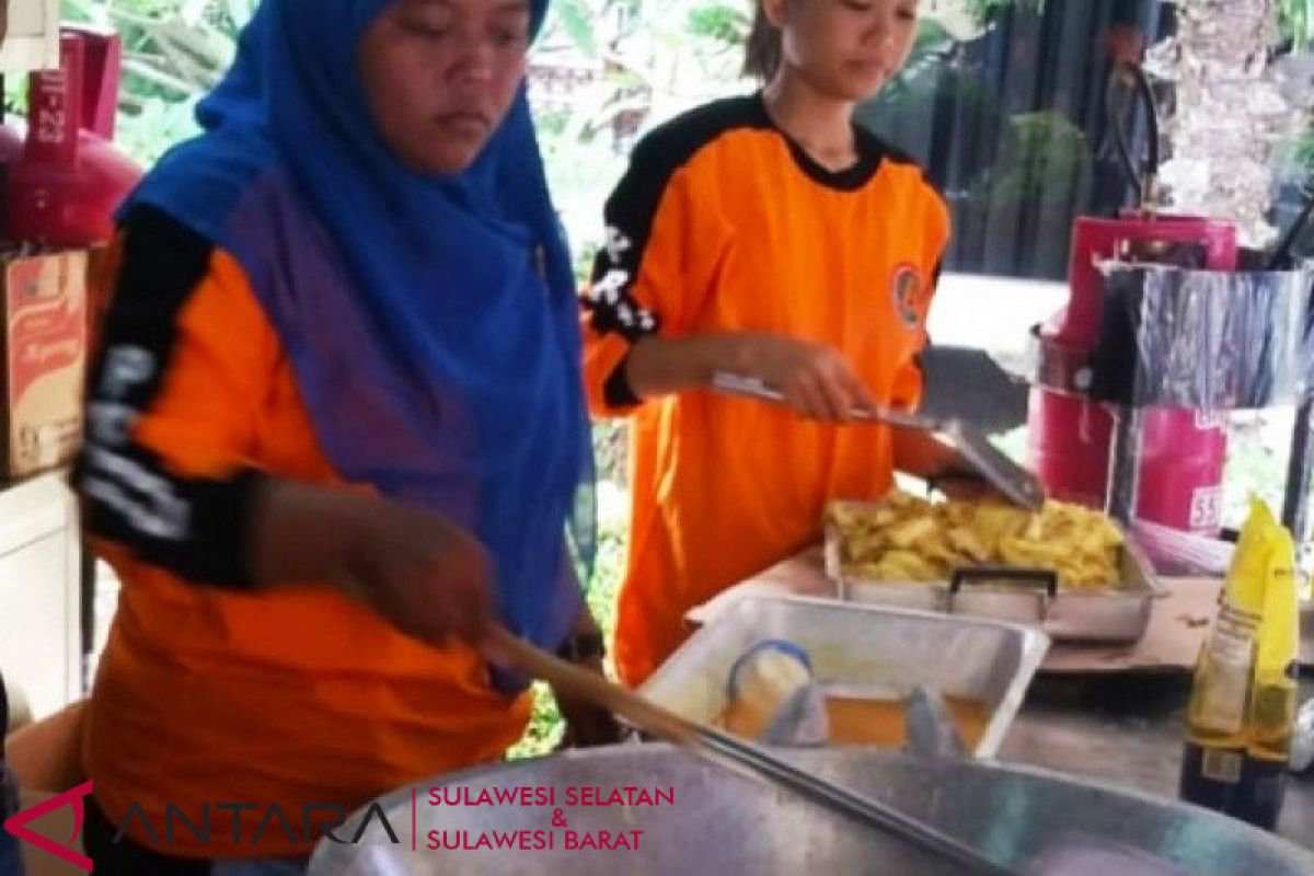 Esti, relawan setia melayani ribuan pengungsi tsunami