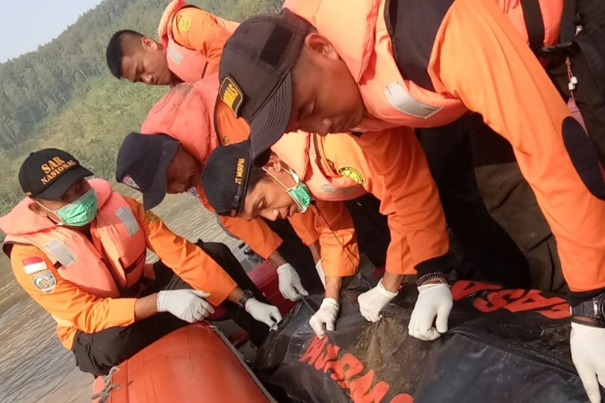 Tim SAR evakuasi jenazah penambang pasir di Sungai Serayu