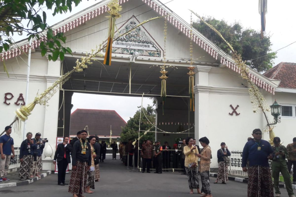 Pasangan pengantin Puro Pakualaman menjalani prosesi panggih