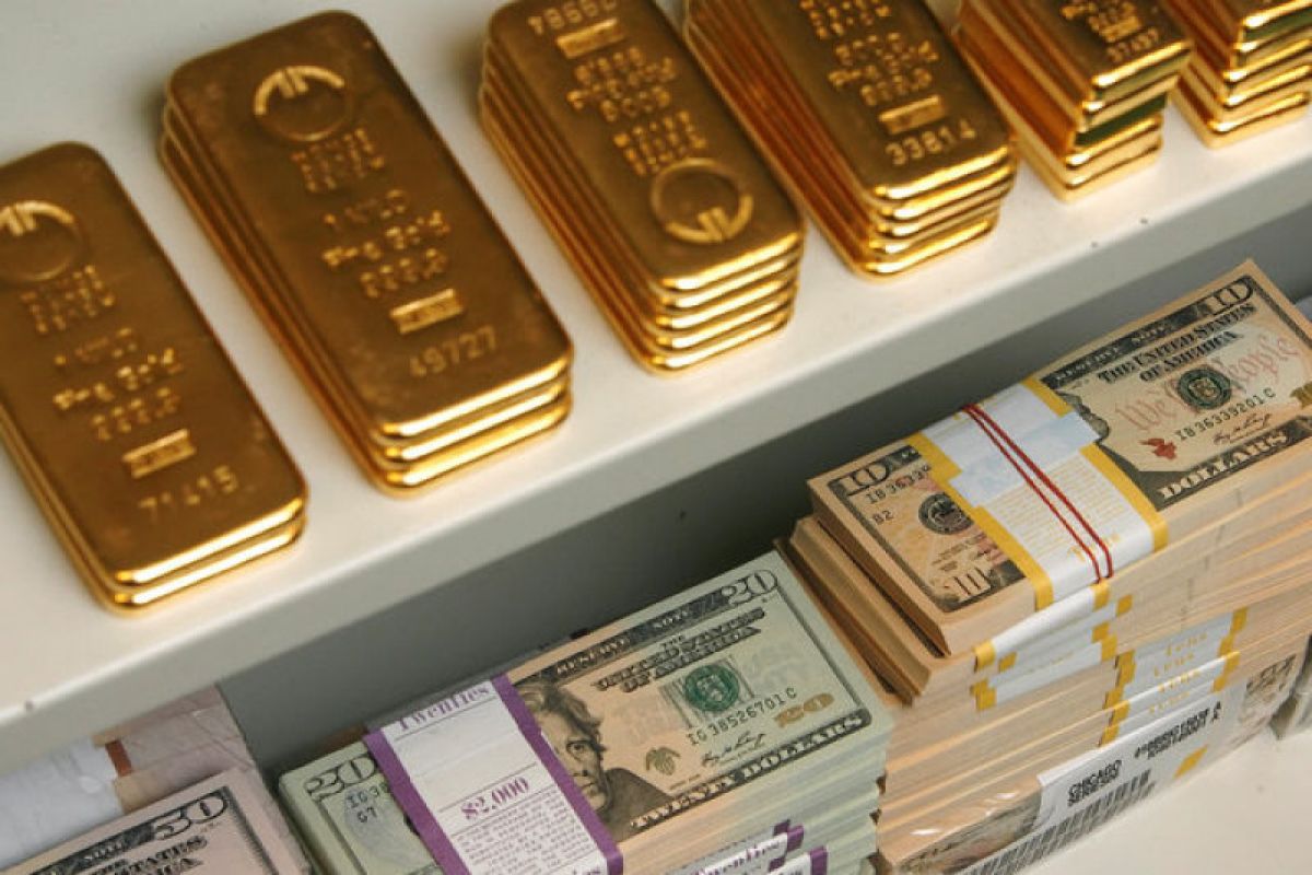 Harga emas naik tipis, dolar dan saham melemah