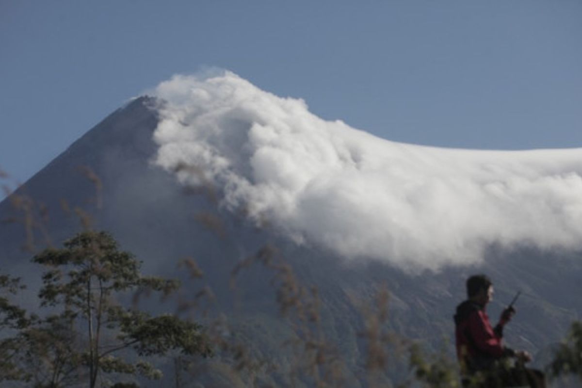 Gunung Merapi kembali luncurkan awan panas