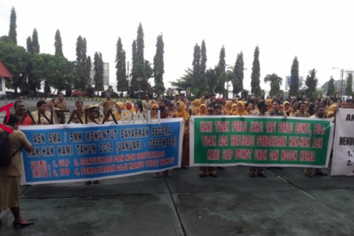 Puluhan guru Jayapura demo tuntut pembayaran uang lauk-pauk