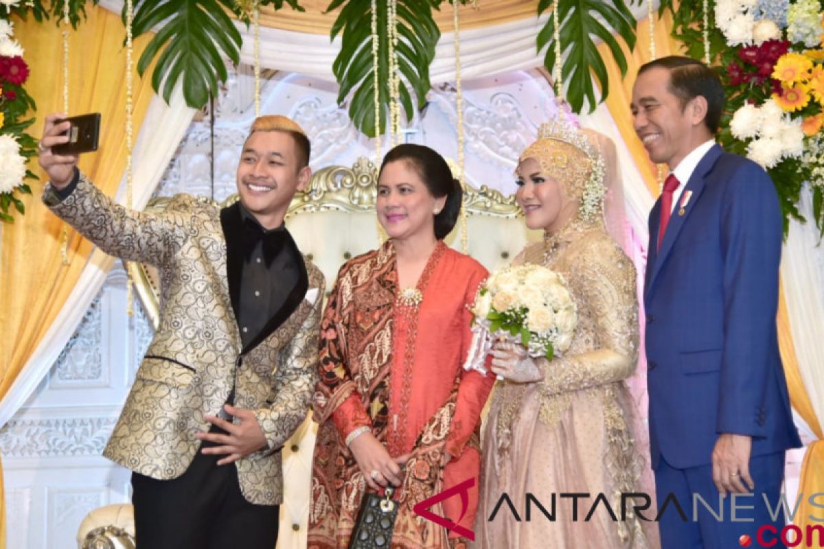 Pesilat Hanifan swafoto bersama Presiden saat pernikahannya