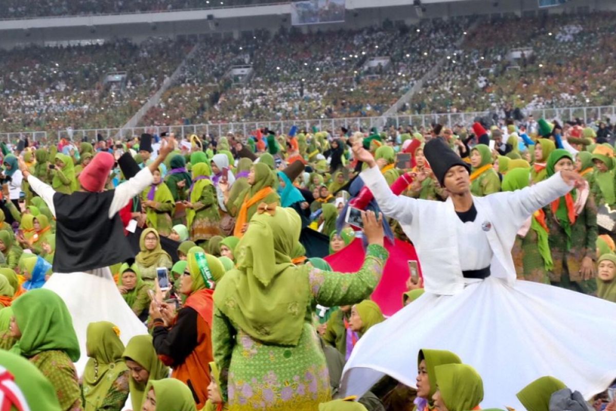Stadion diguyur hujan, ibu-ibu Muslimat NU tetap ramaikan Harlah