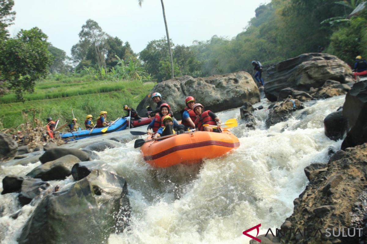 DAW Ajak Dealer Motor Honda Wisata Arung Jeram