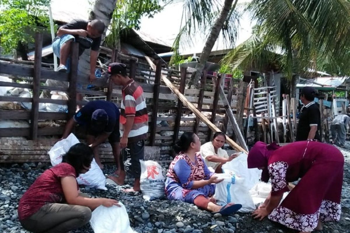 Warga Deme Sumalata Timur Bangun Pengaman Ombak