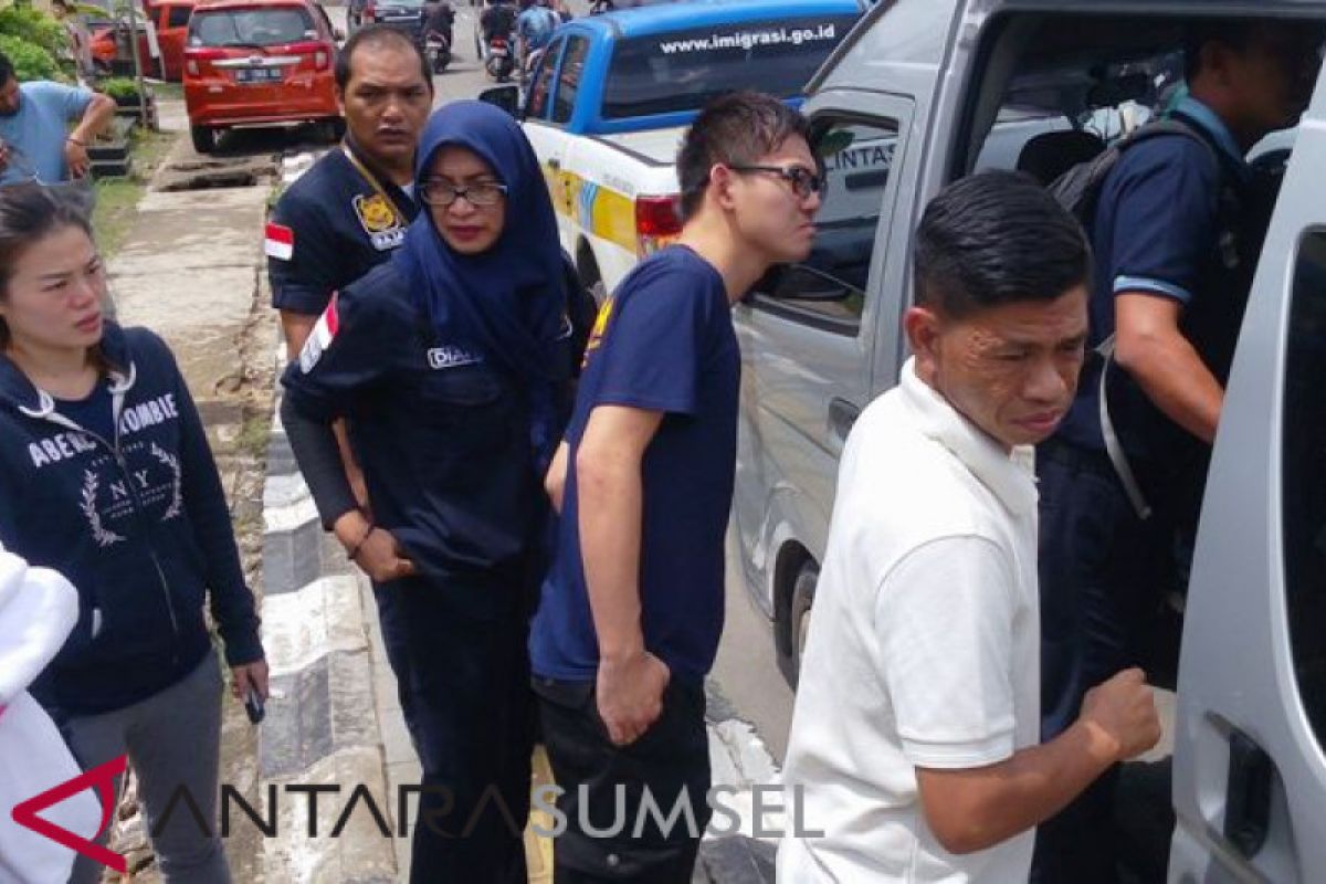 WNA terapis pijat di Palembang diproses pidana