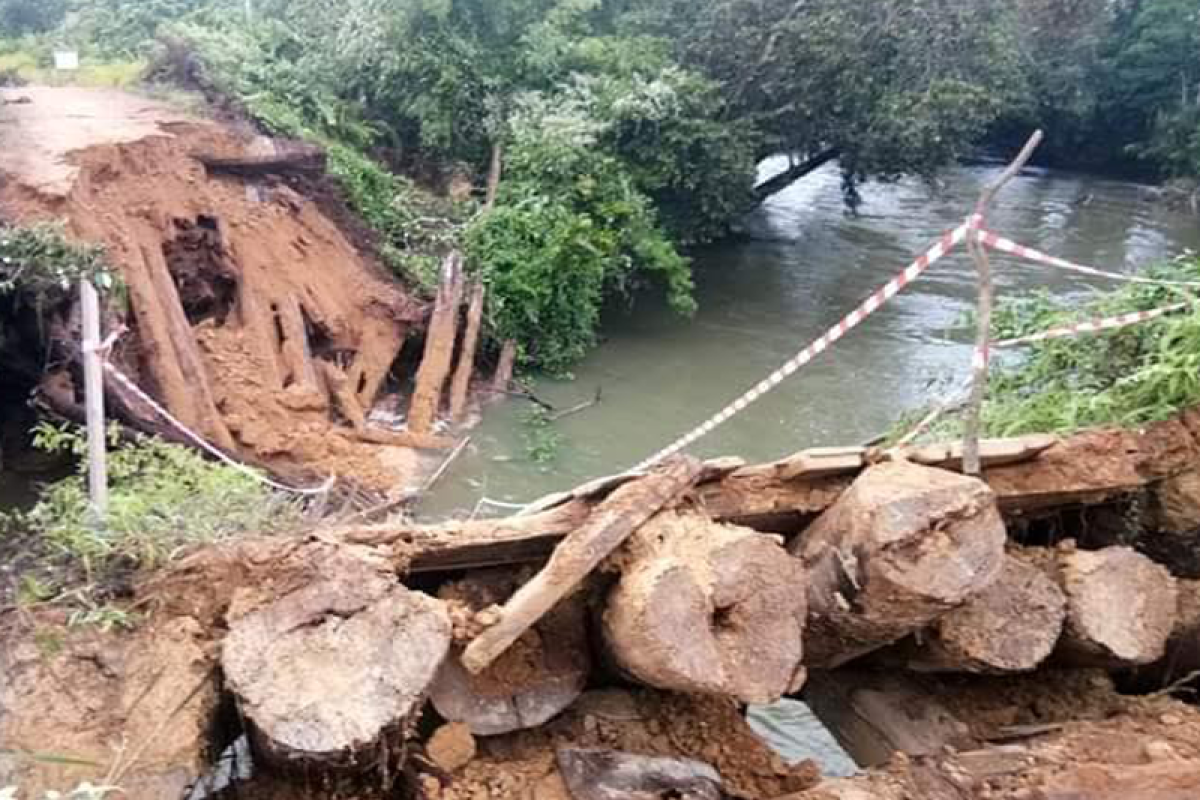 Jembatan ambruk, akses menuju sejumlah desa di Lamandau ditutup sementara