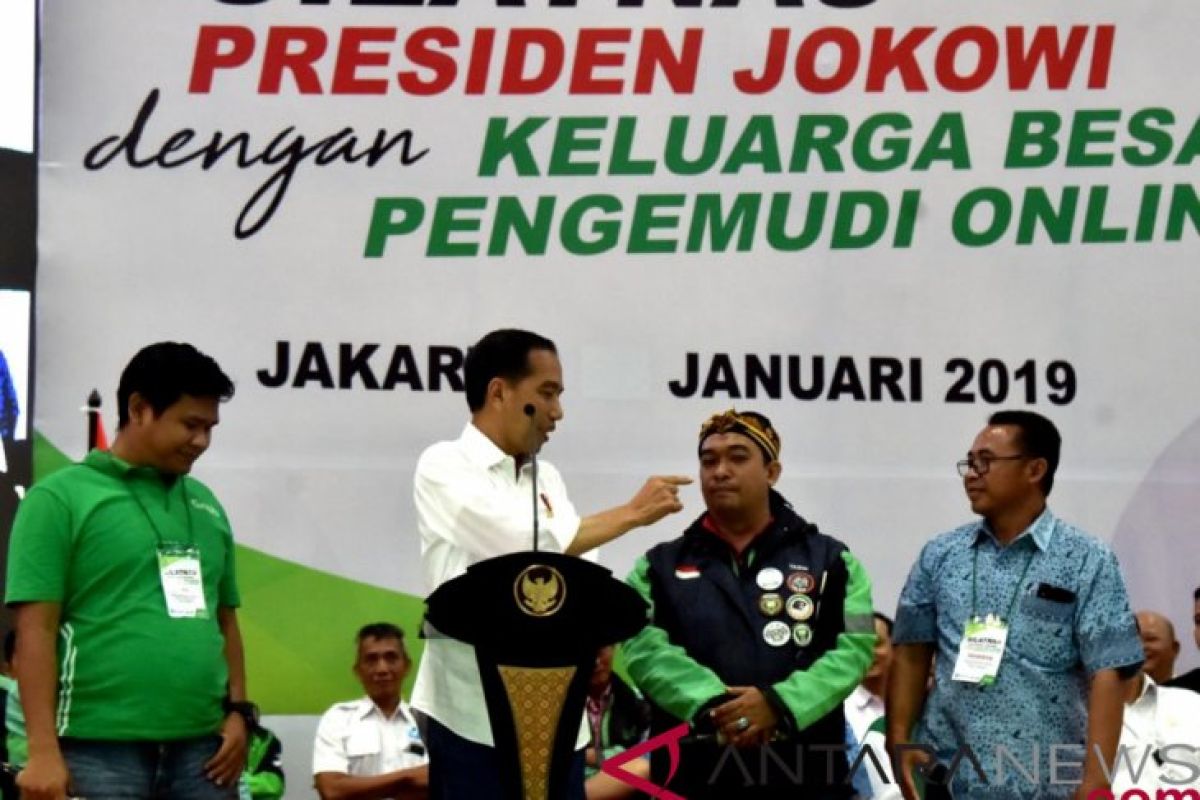 Jokowi sanjung pengemudi online, 