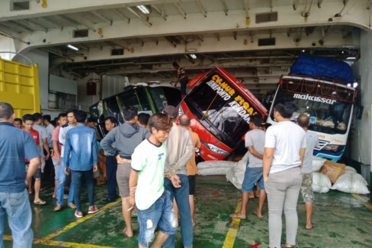 Dihantam ombak, KMP Permata Nusantara batal berlayar