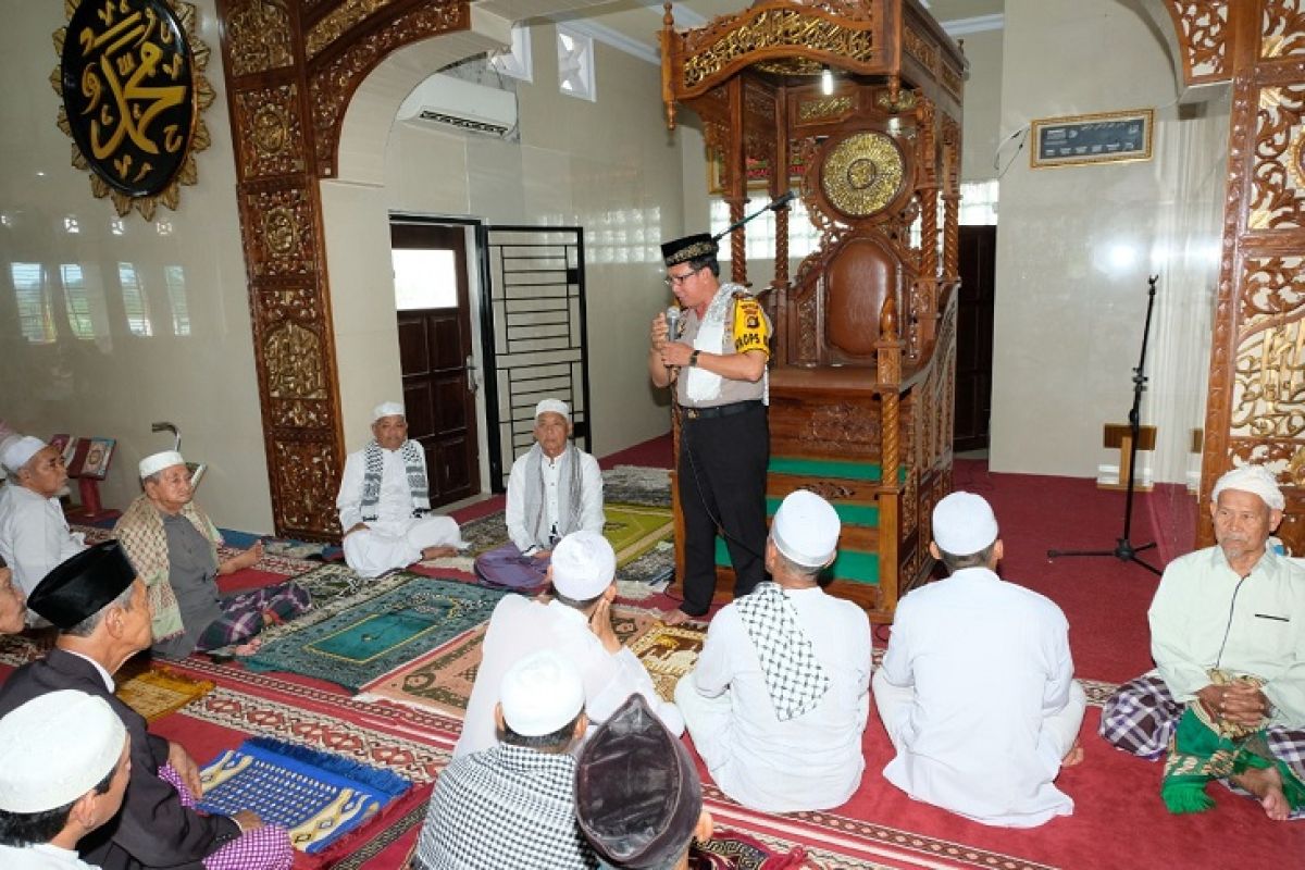 Kapolda Jambi laksanakan sholat Jumat di kota Santri Seberang