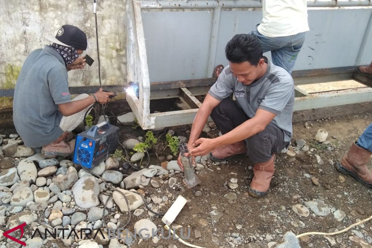 Karyawan segel pabrik kelapa sawit di Mukomuko