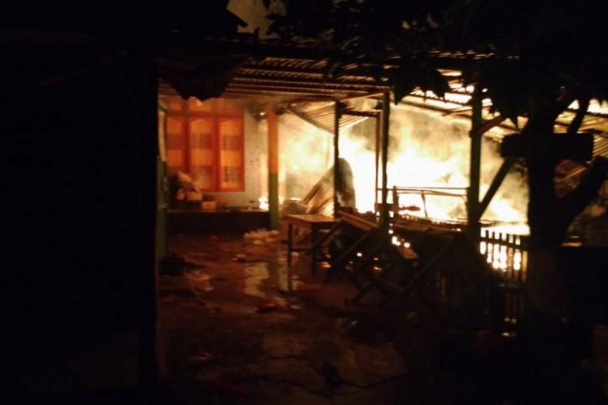 Dua rumah terbakar di Tayan