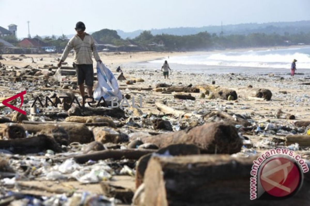 Sampah pantai Kedonganan dibersihkan dalam dua pekan