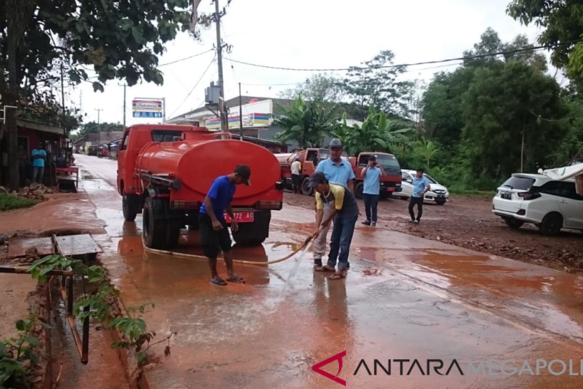 Puluhan petugas diturunkan bersihkan jalan Cikopo