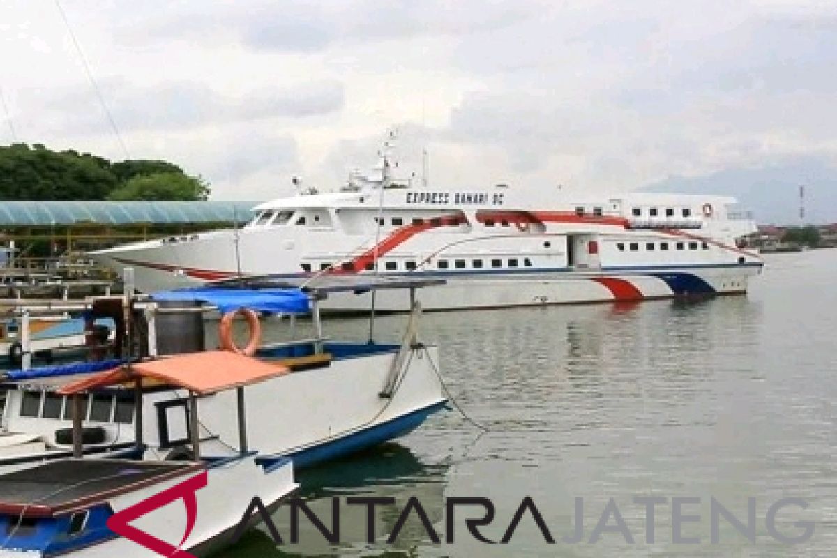 Tertahan di Karimunjawa, wisatawan tunggu beroperasinya kapal penyeberangan