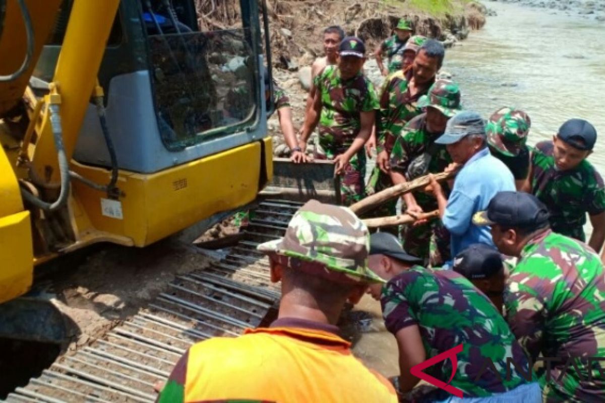 Kodim Jembrana perbaiki irigasi terdampak banjir