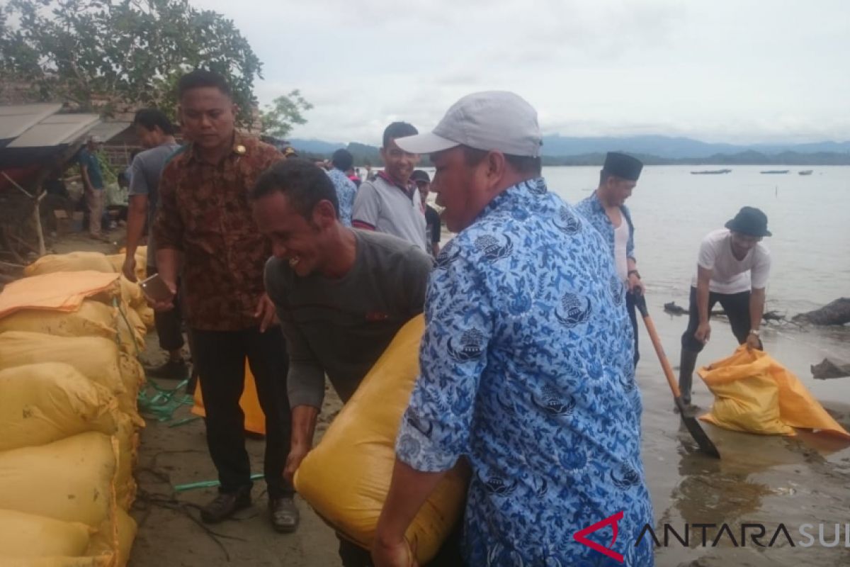 Bupati Konawe Utara pimpin aksi cegah abrasi