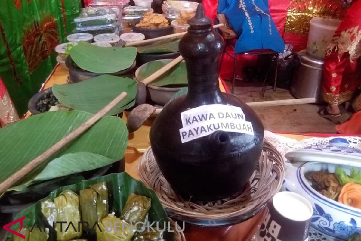 Menikmati seduhan daun kopi di festival makanan daerah