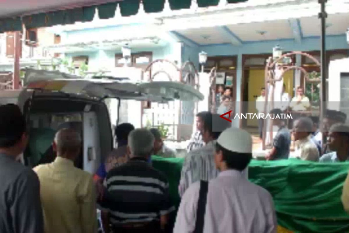 Tiga Jenazah Korban Kecelakan Minibus Tertabrak Kereta Tiba di Jember (Video)