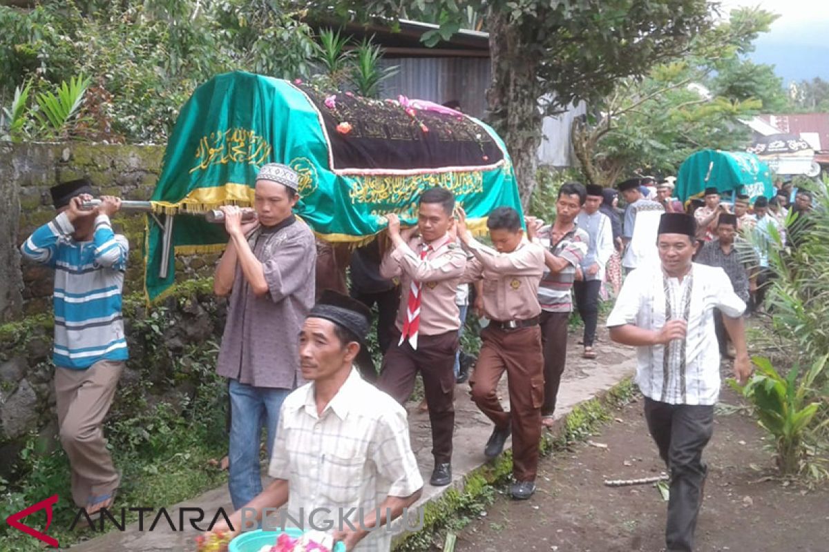 Pramuka MAN Curup usung keranda korban pembunuhan satu keluarga