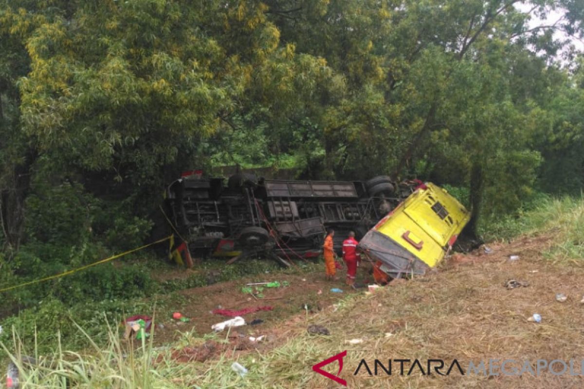 Kecelakaan beruntun di Tol Cipularang siang ini, melibatkan 10 kendaraan dan enam tewas
