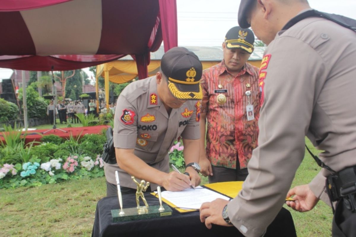 Kapolres Cilacap ajak personel linmas ciptakan situasi aman