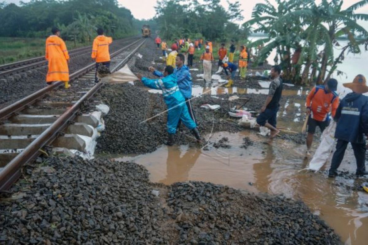 Sejumlah perjalanan kereta api  terganggu akibat banjir Jakarta