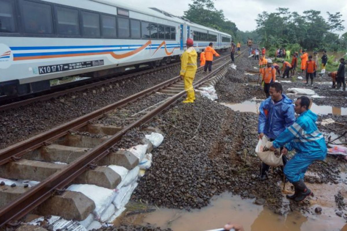 Banjir surut, jalur KA di Bangil kembali bisa dilalui