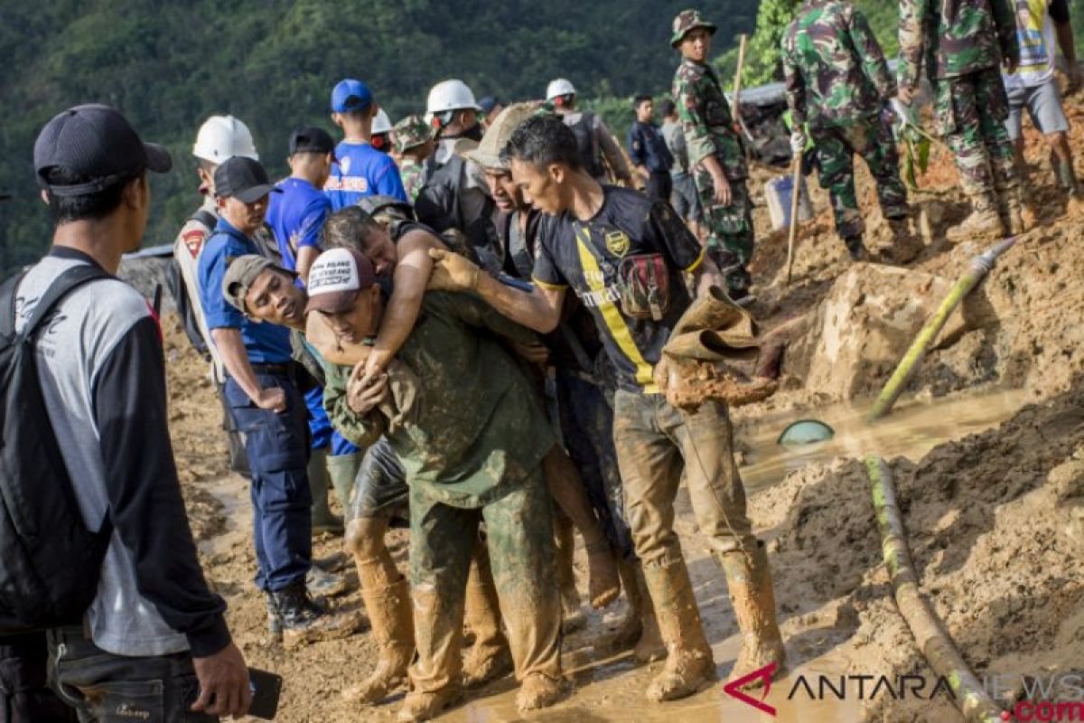 11 korban longsor Sukabumi belum ditemukan