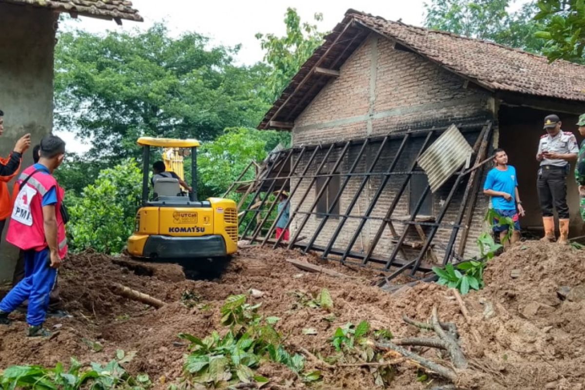 Tanah longsor landa Keling Jepara, empat keluarga diungsikan