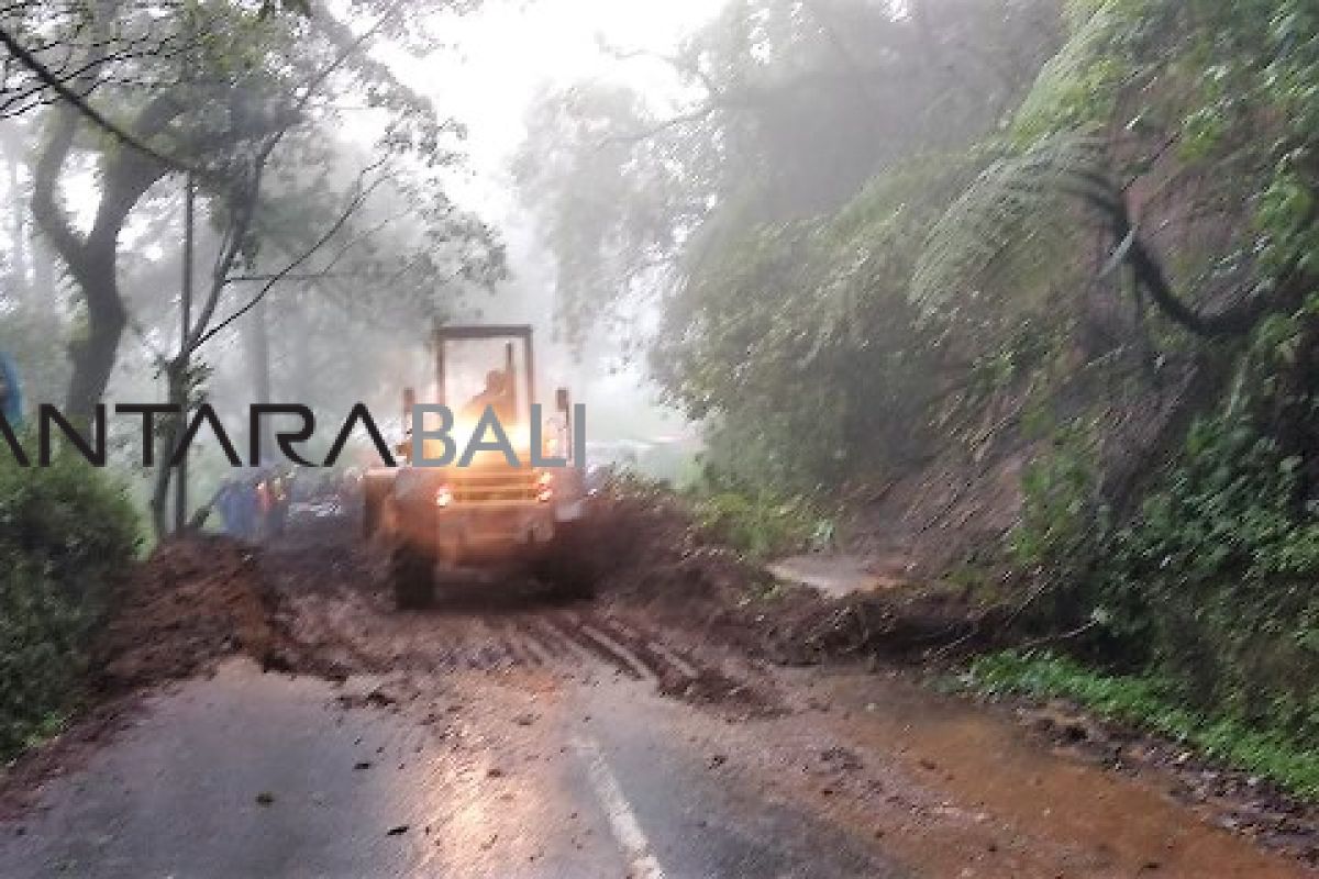 Aparat dan masyarakat bersihkan longsor di Kintamani