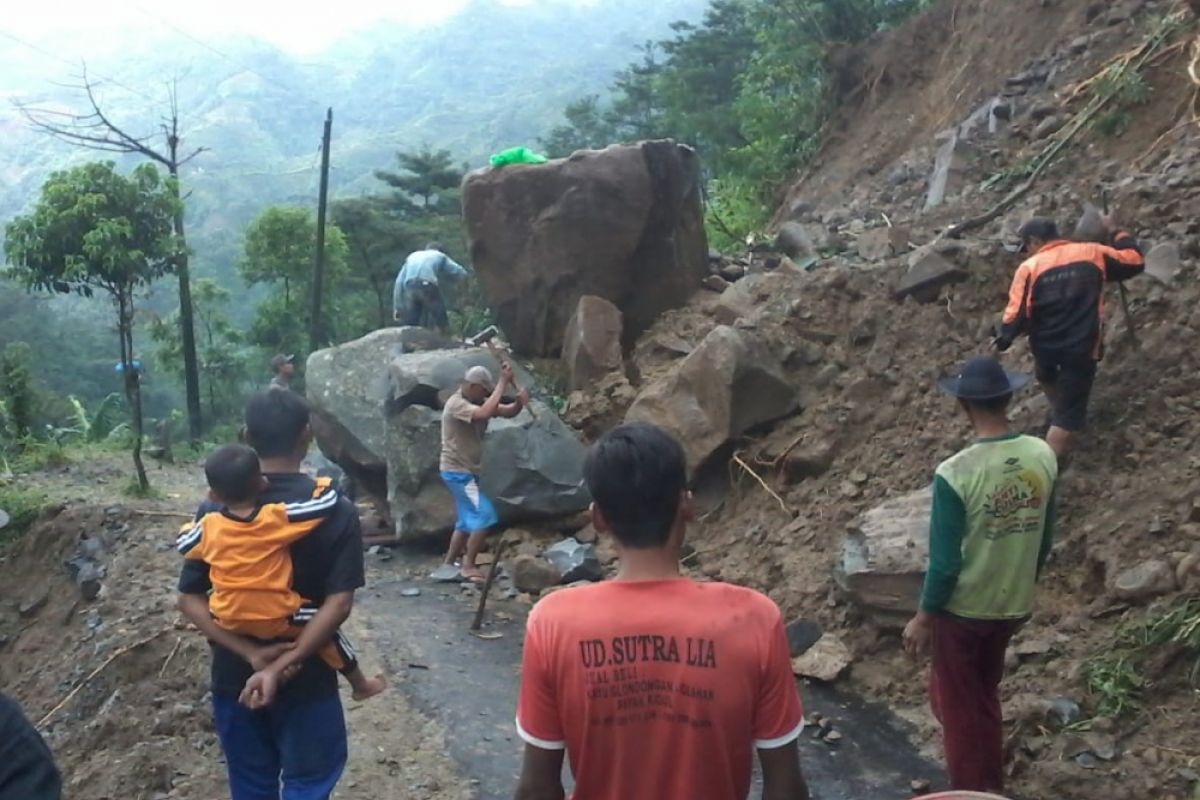 Material longsor di Jepara masih menutup jalan