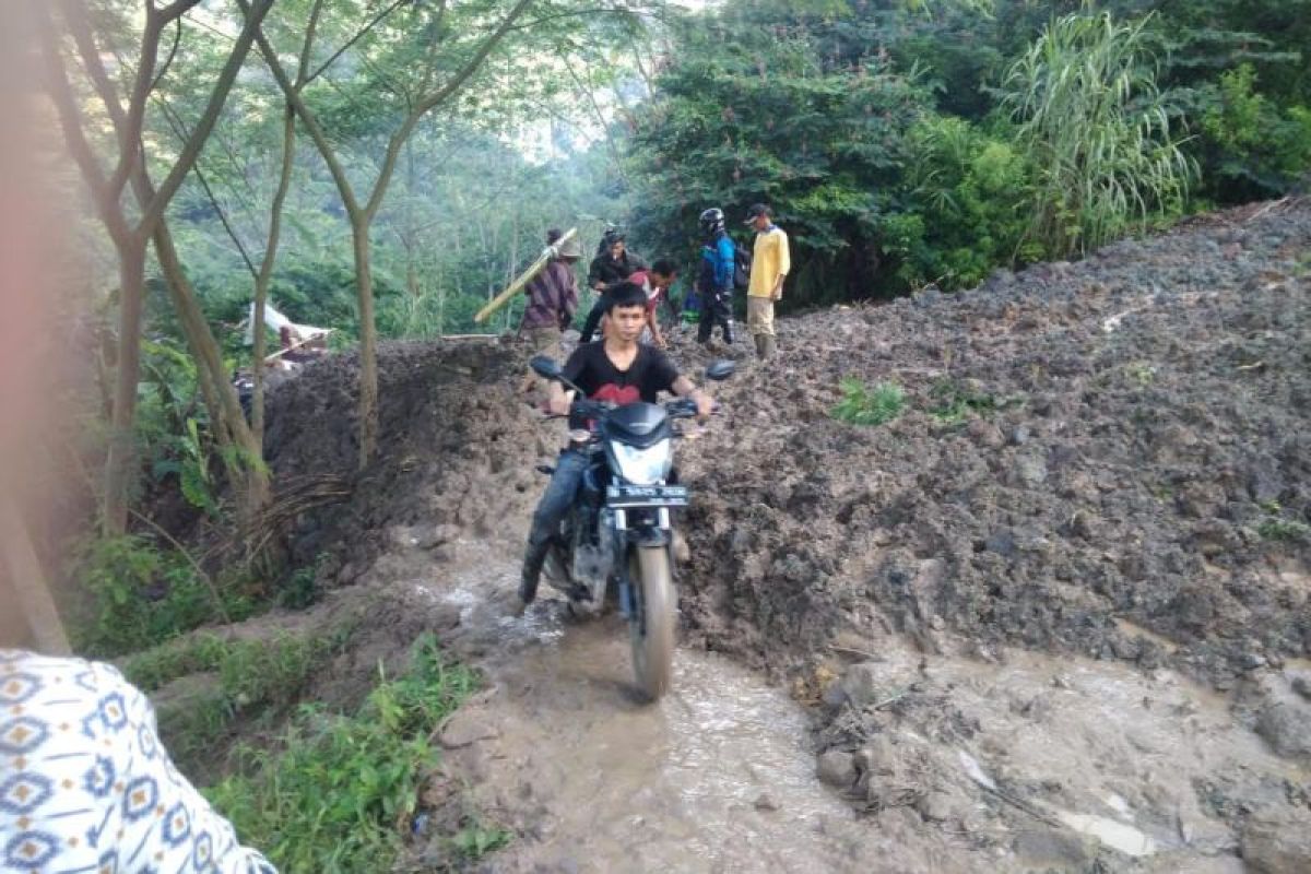 Hujan deras, Jalan Magelang-Purworejo tertutup longsor