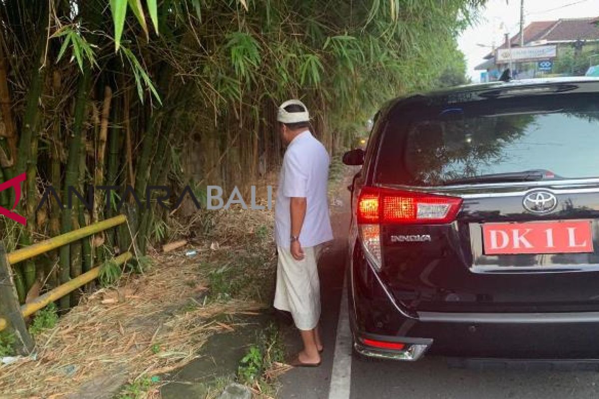 Bupati Gianyar sidak trotoar kotor di Blahbatuh