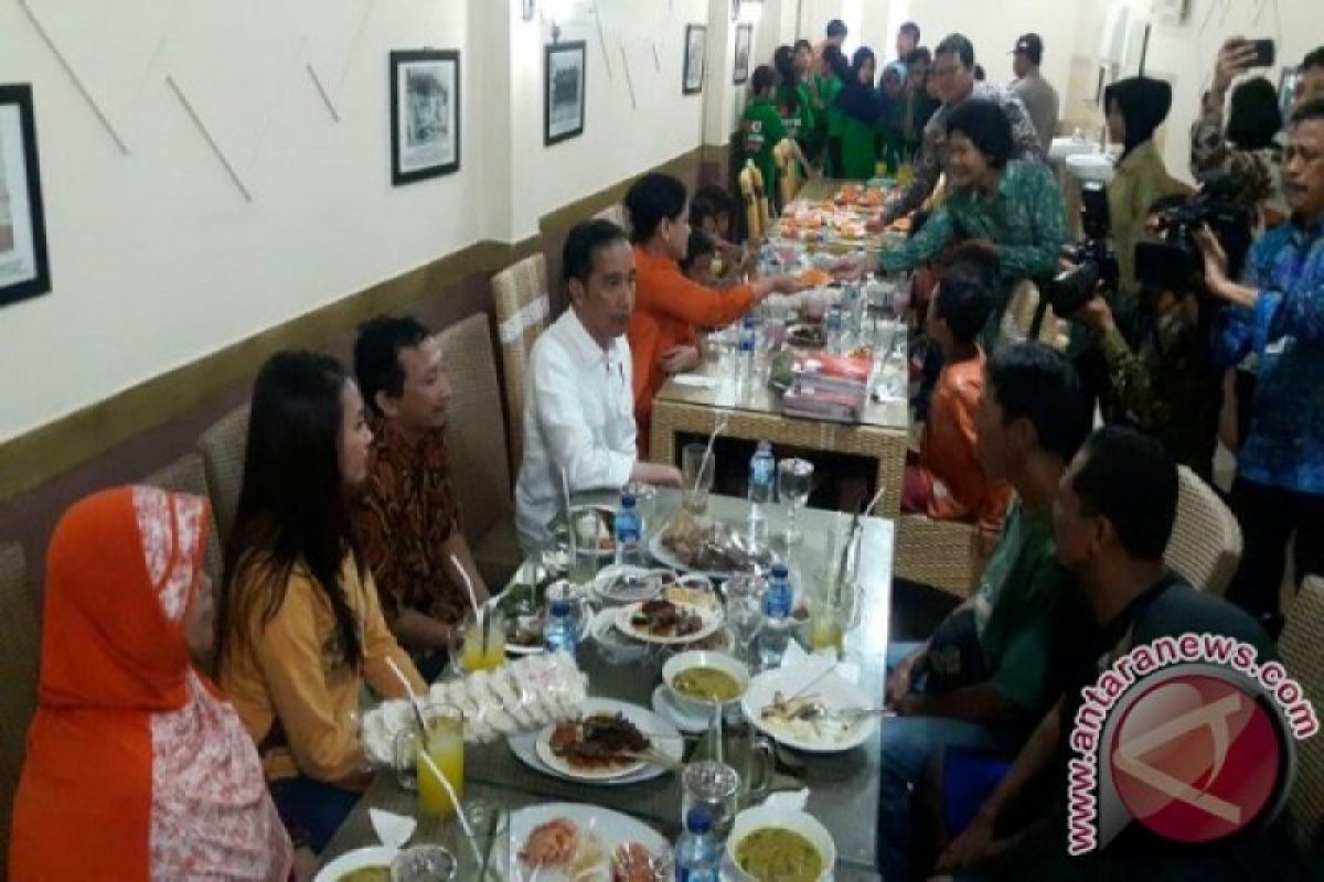 Orang Indonesia tuh lebih suka makan bersama