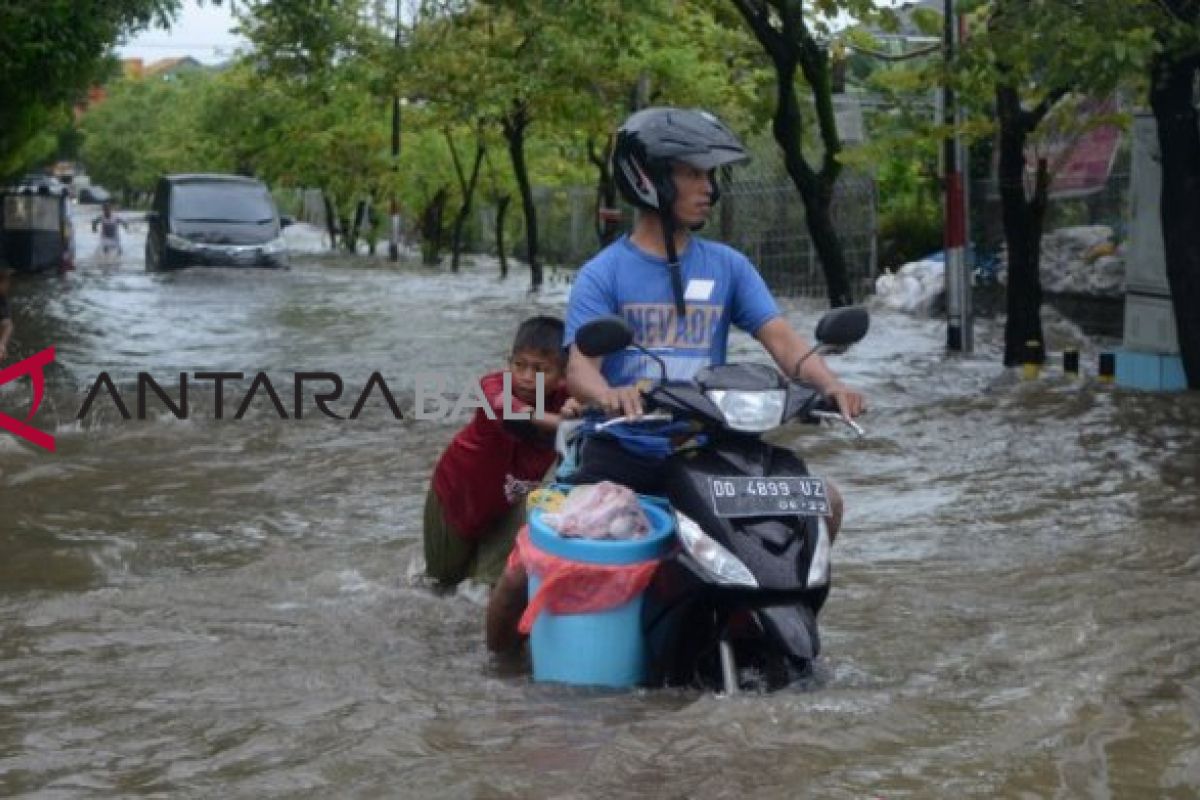 Brimob diterjunkan evakuasi korban banjir Makassar
